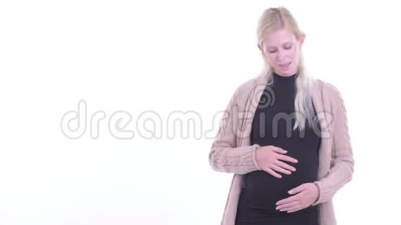 一位年轻的金发孕妇向后面展示视频的预览图