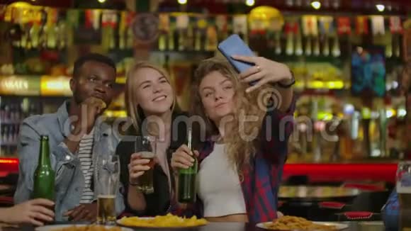 快乐的男性朋友在酒吧或酒吧自拍和喝啤酒人休闲友谊技术聚会视频的预览图
