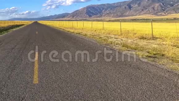 犹他州辉煌天空下沿山横盘公路概念混音视频的预览图