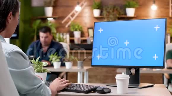 女人用蓝屏模拟电脑打字视频的预览图