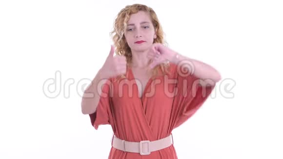 困惑的金发女商人在竖起大拇指和竖起大拇指之间做出选择视频的预览图