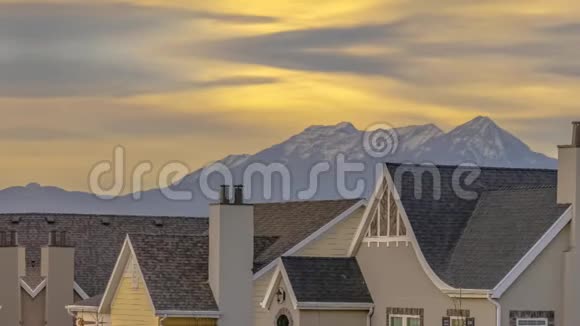 犹他州住房顶对山和天空的概念混合视频的预览图