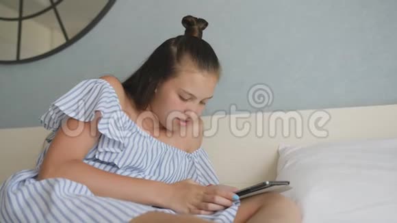 少女躺在床上使用平板电脑青春期视频的预览图