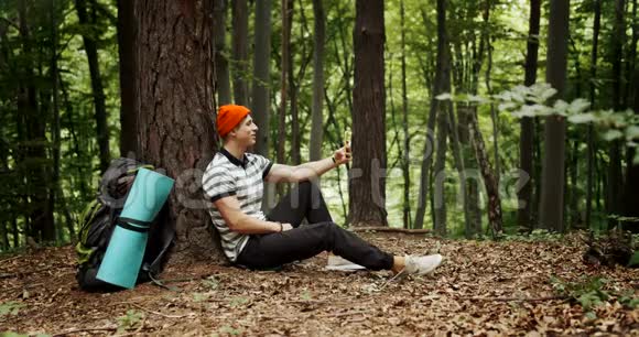 森林男背包旅游视频聊天视频的预览图