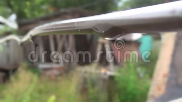 雨水以滴在铁棒上的形式视频的预览图