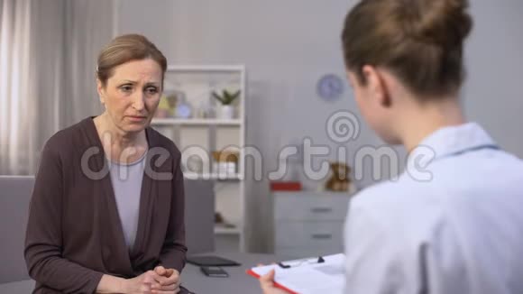 女医生说不好的诊断会让老年妇女心烦填的是健忘症视频的预览图
