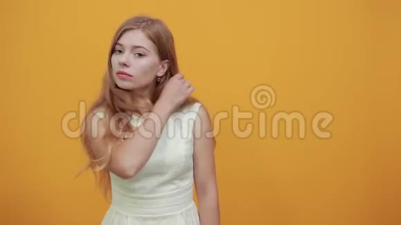 迷人的金发女郎拥抱自己双手交叉视频的预览图