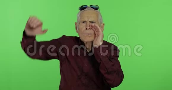 一个年长的男人有什么东西让人失望英俊的老人露出不悦的神情视频的预览图