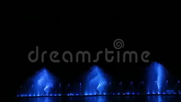 不同颜色闪烁的不寻常的水组成显示了夜空中的喷泉视频的预览图