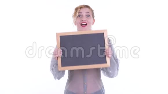 快乐美丽的金发女郎拿着黑板看上去很惊讶视频的预览图