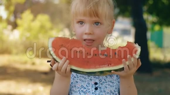 小女孩在大自然上吃西瓜视频的预览图