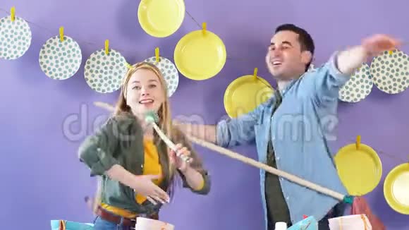 两个年轻人在厨房里唱歌视频的预览图