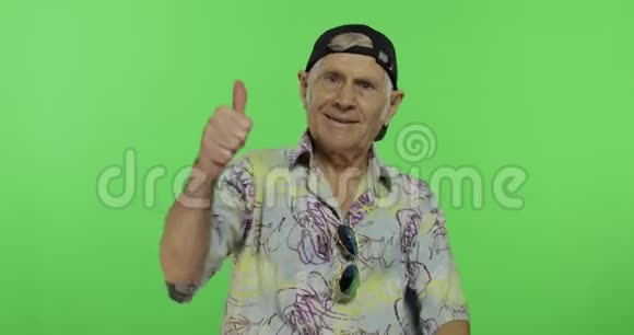 年长的游客伸出大拇指微笑性感钥匙上英俊的老人视频的预览图