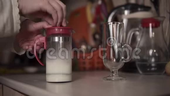 人类为咖啡准备牛奶视频的预览图