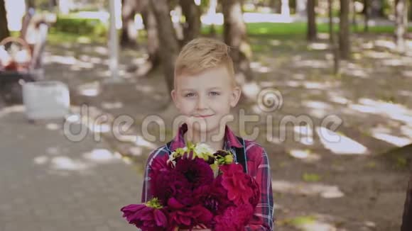 漂亮的小男孩手里拿着一束花视频的预览图