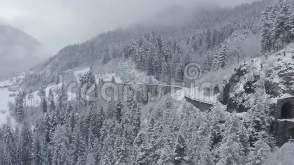 瑞士冬季没有火车的兰德瓦瑟高架桥的空中景观下雪视频的预览图