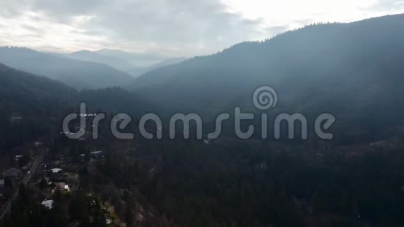 4k空中射击飞行通过山谷与惊人的山景在阿什兰视频的预览图