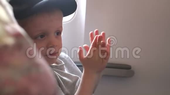起飞或着陆后孩子在飞机上鼓掌视频的预览图