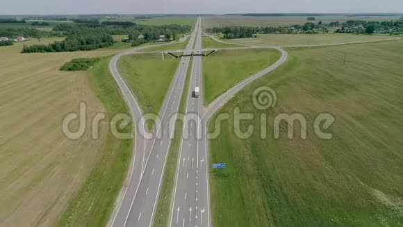 交通立交四车道机动车道卡车沿着道路行驶空中飞行视频的预览图