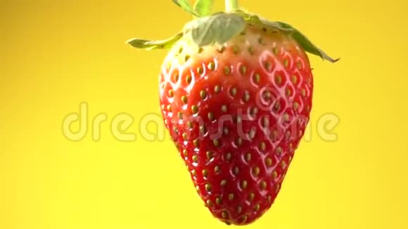 鲜红草莓轮作宏镜头视频的预览图
