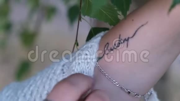 少女手上有纹身和幸运标志视频的预览图