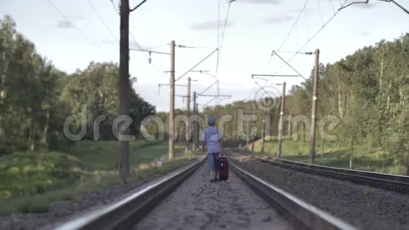 带旅行包的有趣男孩坐火车户外没有焦点视频的预览图