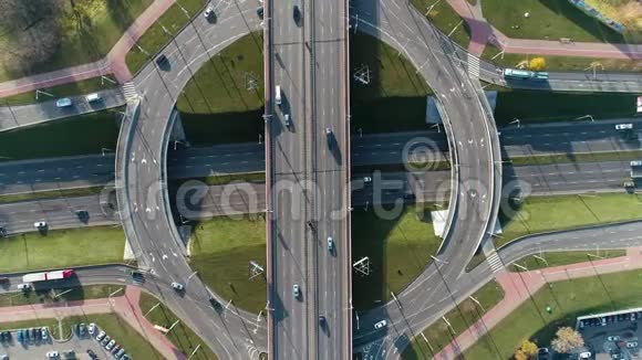 欧洲大都市的道路交叉口空中无人机射击顶部视图视频的预览图
