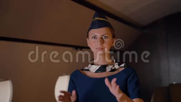 空中小姐在私人飞机室内拉直帽子视频的预览图