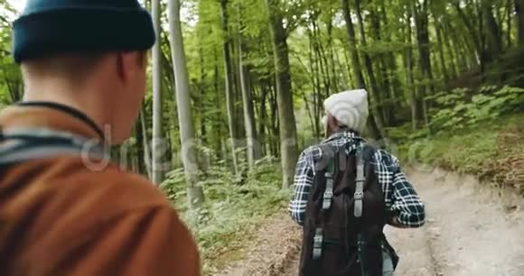 在森林里散步的背包游客视频的预览图