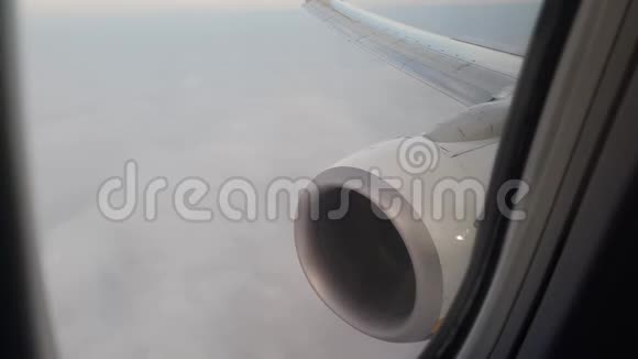 飞机飞过厚厚的云层视频的预览图