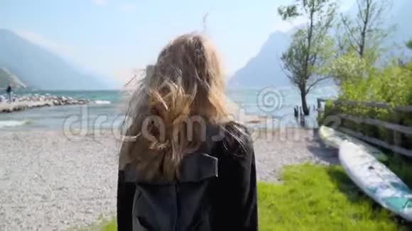 湖畔的小女孩视频的预览图