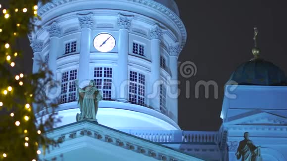 圣诞树和参议院大楼背景在芬兰赫尔辛基4k视频的预览图