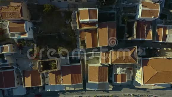 赛米岛飞行房屋的红色屋顶上有房子和无人机上的长廊视频的预览图