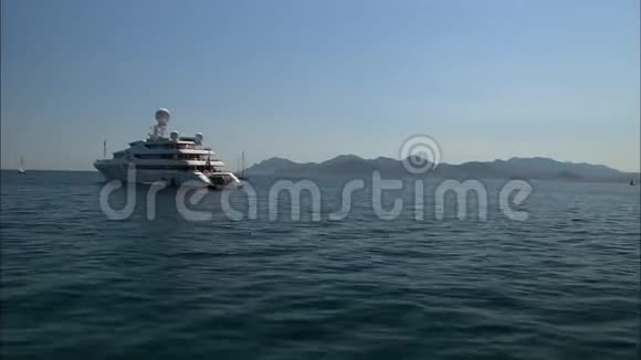 海景法国里维埃拉帆船视频的预览图