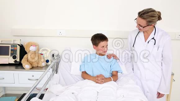 坐在床上和医生说话的小男孩视频的预览图