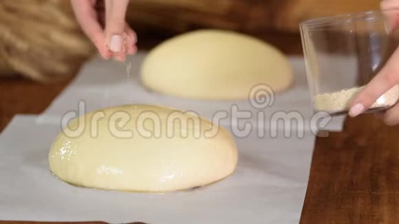 手把芝麻撒在面团上传统自制面包烘焙视频的预览图