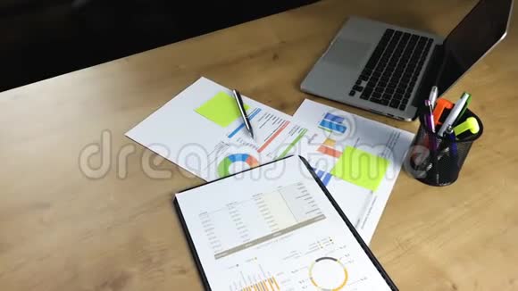 在家庭预算中拍摄为在笔记本电脑附近打印的文件提供资金视频的预览图