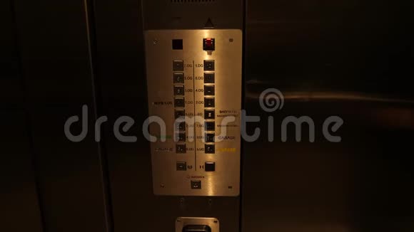 黑暗的旧电梯有人按下按钮德语视频的预览图