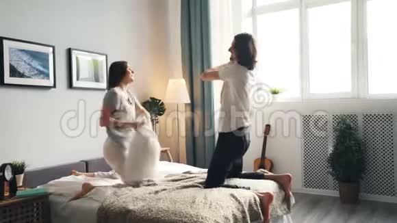 女朋友和男朋友打枕头然后在家里的床上接吻视频的预览图