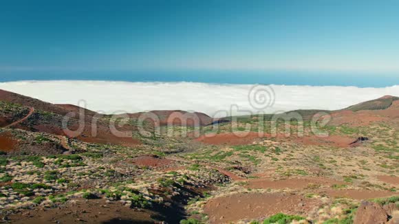美丽的风景秀丽的加那利群岛泰德火山山地景观群山耸立在高低起伏的笼罩之上视频的预览图