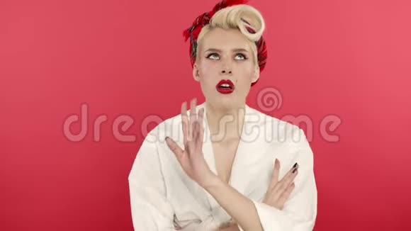 在粉红色背景上摆着交叉手臂的女人视频的预览图