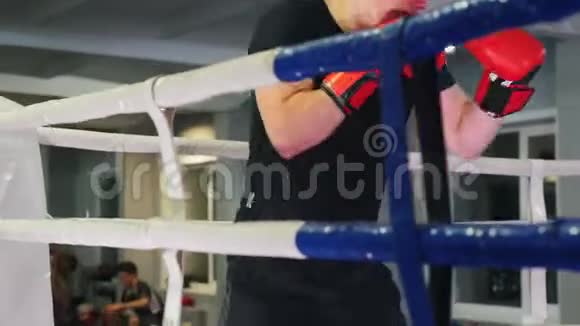 体育馆的拳击训练一个男子在表演一个影子拳击视频的预览图