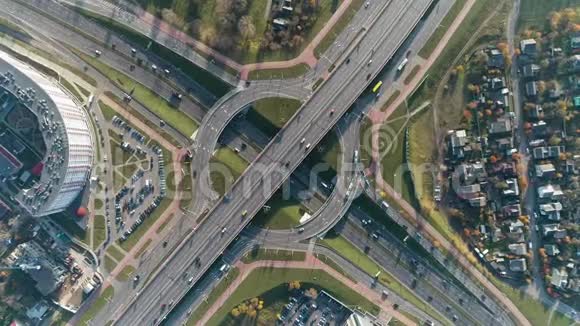 大城市多车道交叉口的公共交通运行视频的预览图