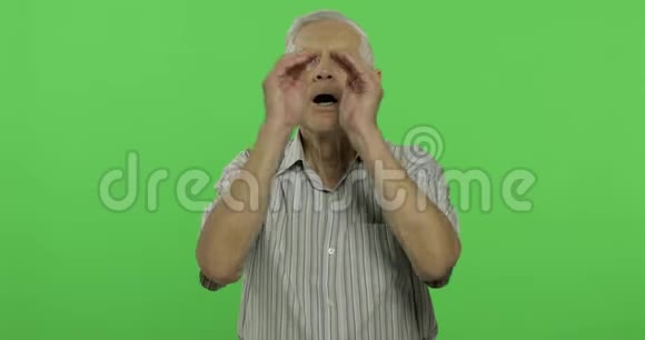 年长的男人喊性感钥匙背景上英俊的老人视频的预览图