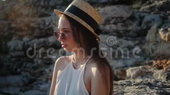 戴草帽和太阳镜的女孩夏季肖像视频的预览图