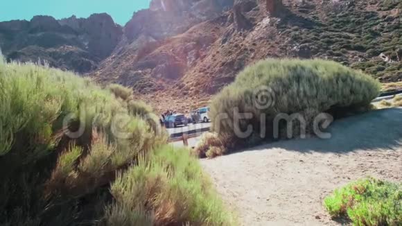在沙漠中的一条山地沥青路上放置休息和污泥车在火山峰的背景下视频的预览图