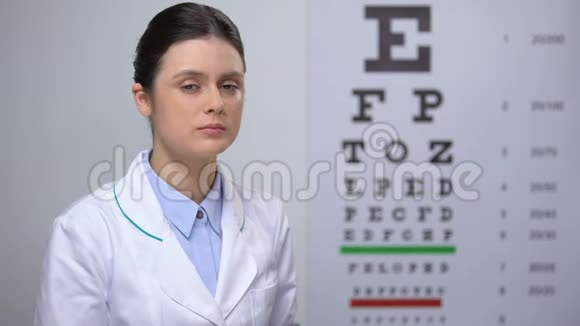 验光师女士因视力测试结果不佳而心烦意乱皱着眉头摇头视频的预览图