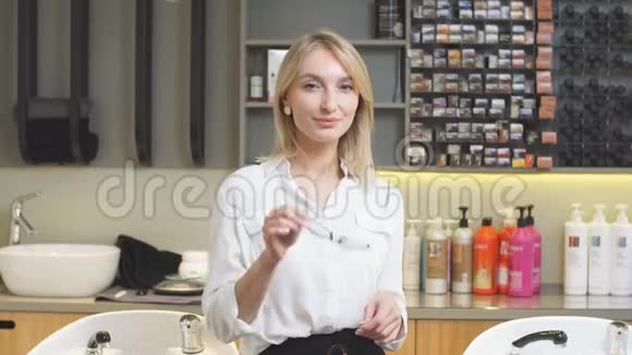 美容院微笑顾问画像视频的预览图