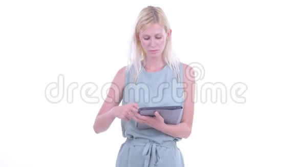 年轻的金发女郎使用数码平板电脑并得到坏消息视频的预览图