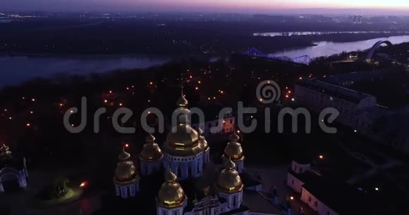 晚上鸟瞰圣迈克尔大教堂和圣索菲亚大教堂视频的预览图